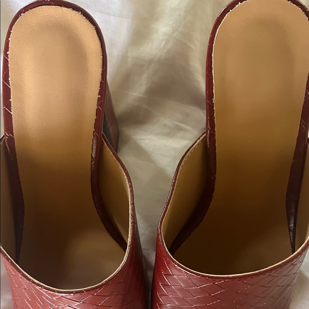 Elegant Red Woven Mules - Picture 7 of 9
